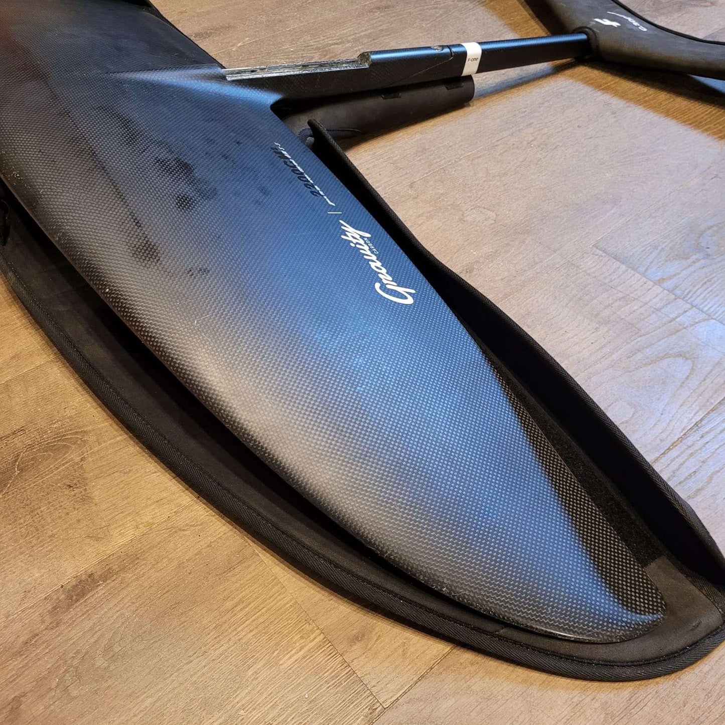F-One 2200cm² Gravity Carbon w/65cm Alu Mast USED - Foil Sets (GRADE B)