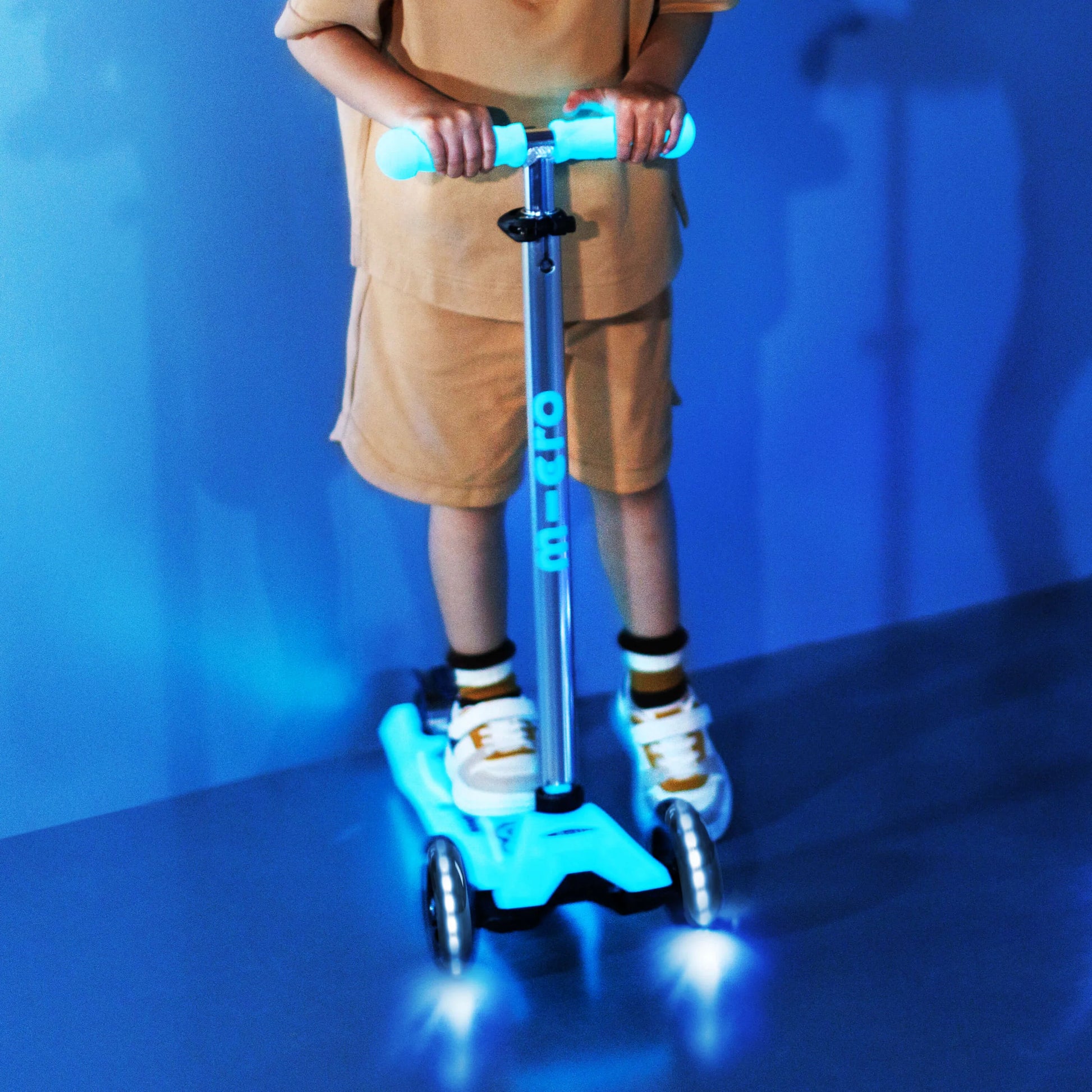 Micro MAXI Deluxe LED Glow - 3 Wheel Steps