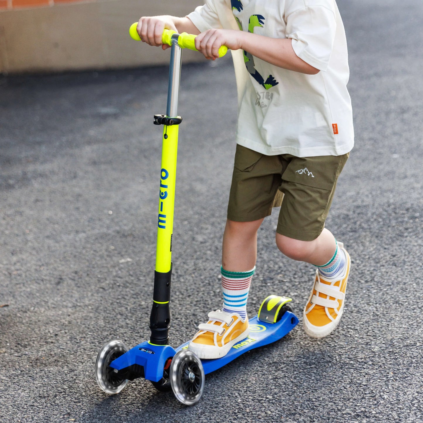 Micro MAXI Deluxe Foldable LED Neon - 3 Wheel Steps
