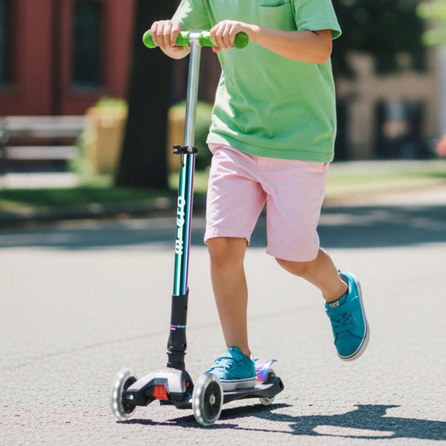 Micro MAXI Deluxe Foldable LED Neochrome - 3 Wheel Steps