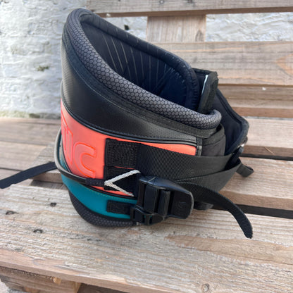 Mystic DRIP Waist Harness w/spreader Bar USED - Kite Waist (GRADE B)